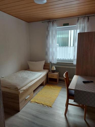 Postel nebo postele na pokoji v ubytování Gasthof Pension Weißes Rössl