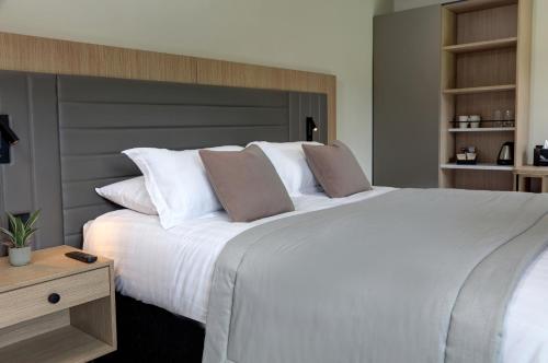 Ein Bett oder Betten in einem Zimmer der Unterkunft Mytton Fold Hotel, Ribble Valley