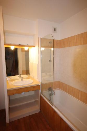 une salle de bain avec un lavabo, une douche et une baignoire dans l'établissement Residence Le Hameau du Puy by Actisource, à Saint-Étienne-en-Dévoluy