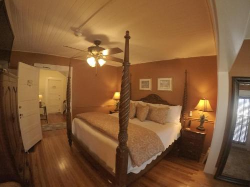 Katil atau katil-katil dalam bilik di The Hibiscus House of Fort Myers