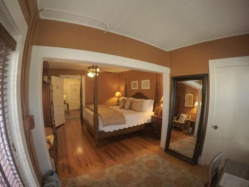 Katil atau katil-katil dalam bilik di The Hibiscus House of Fort Myers