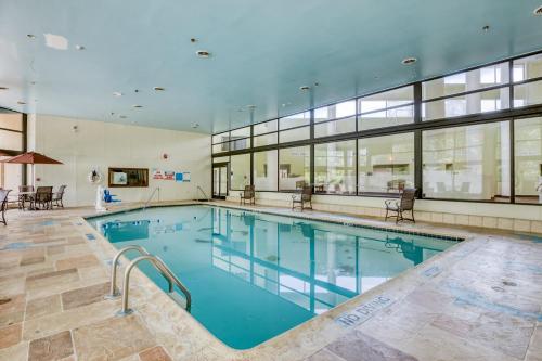 ein großer Pool in einem großen Gebäude mit Glasfenstern in der Unterkunft OYO Hotel Memphis TN I-40 in Memphis