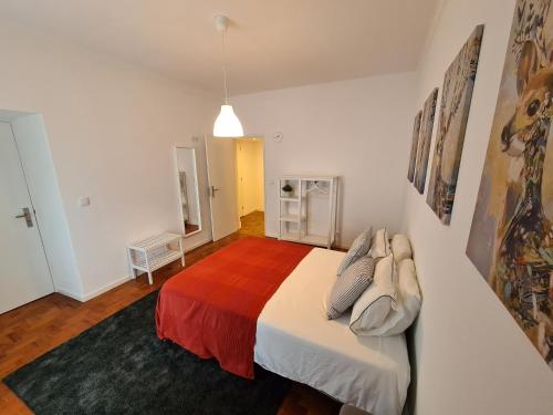 1 dormitorio con 1 cama con manta roja y blanca en ElevenPlace by LouzanPlaces, en Lousã