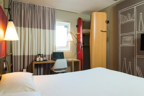 a bedroom with a bed and a desk at Ibis Sheffield City in Sheffield