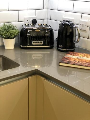 Luxury Serviced Apartments Stevenage, Hertfordshireにあるキッチンまたは簡易キッチン