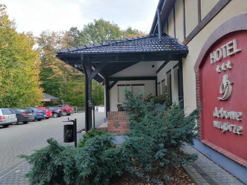 a front door of a hotel with trees outside of it at Hotel Dębowe Wzgórze Wellness & Spa in Jarnołtówek