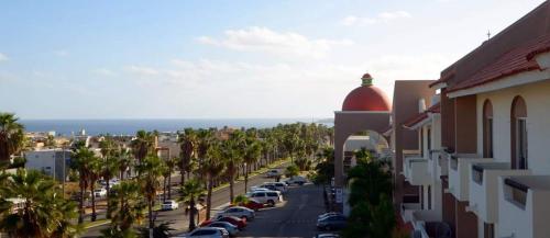 uma vista para uma rua da cidade com carros estacionados em Suites Las Palmas em San José del Cabo