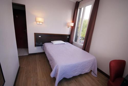 ein kleines Schlafzimmer mit einem Bett und einem Fenster in der Unterkunft Hôtel Le Bellevue - Paris Porte d'Orléans in Cachan