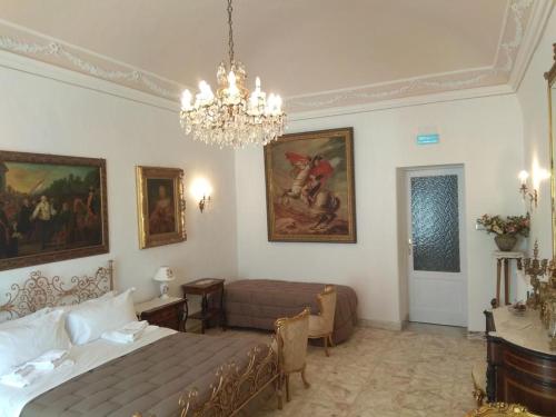 卡塔尼亞的住宿－PEDRA HOUSE，一间卧室配有一张床和一个吊灯