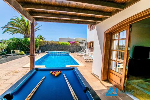 stół bilardowy przed domem w obiekcie Villa Valentina - LH156 By Villas Now Ltd w mieście Playa Blanca