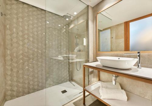 bagno con lavandino e doccia di Insotel Punta Prima Resort a Punta Prima