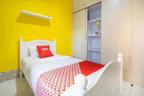 Ένα ή περισσότερα κρεβάτια σε δωμάτιο στο OYO 3782 Gunung Anyar