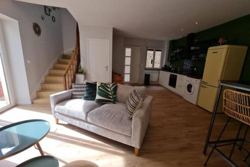 a living room with a couch and a kitchen at La Paulée à Pommard in Pommard