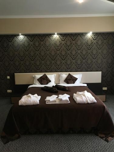 Una cama o camas en una habitación de Hotel Aragvi