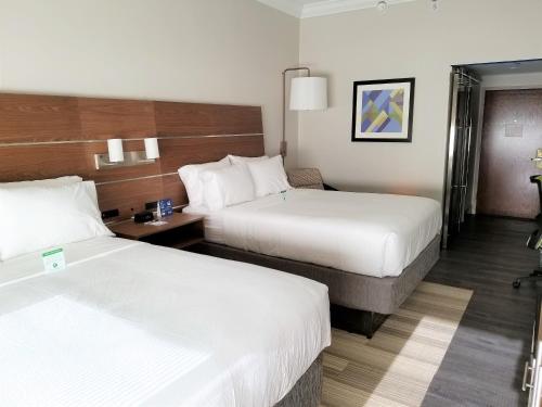 Holiday Inn Express Columbia NE - Fort Jackson tesisinde bir odada yatak veya yataklar