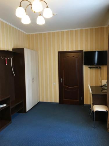 Una televisión o centro de entretenimiento en Hotel Aragvi