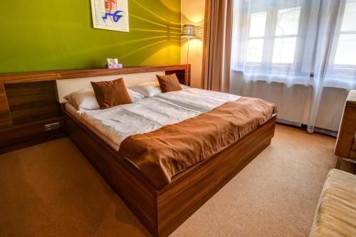 Cama o camas de una habitación en Černý Orel – Pivovar, Čokoládovna a Wellness Hotel