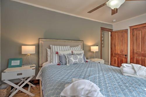 Katil atau katil-katil dalam bilik di Dtwn Lake Geneva Home, Walk to Beach and Restaurants