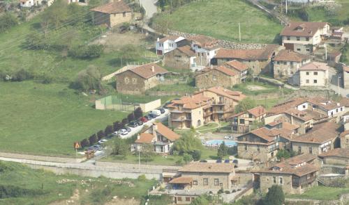 a village with houses and a train on a hill at Casa Rural Alquitara in Ojedo