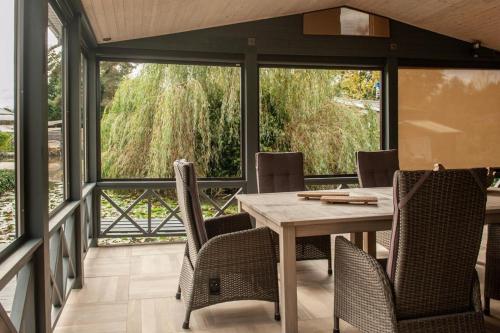 Gallery image of Prachtige chalet Wabi Sabi aan het water! in Geel