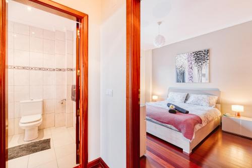 カニコにあるVip VI - Sea view apartmentのベッドルーム1室(ベッド1台、シャワー、トイレ付)