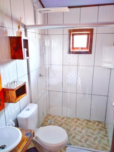 a bathroom with a toilet and a sink at Pousada Bem Estar in Cambará
