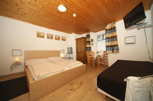 una camera con letto, tavolo e sedie di Bockwirt a Schladming