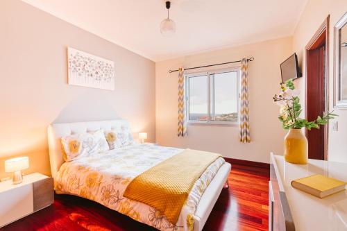 カニコにあるVip VI - Sea view apartmentのベッドルーム(ベッド1台、窓付)