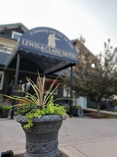 a potted plant in front of a levisquaociation at Three Forks Lewis & Clark Motel in Three Forks