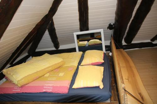 Bett mit Kissen und Spiegel im Zimmer in der Unterkunft Airolo with private parking in Airolo