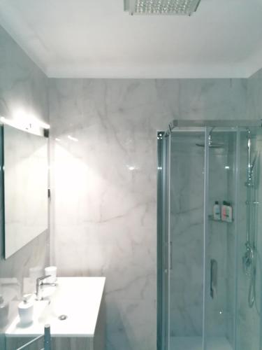 a bathroom with a glass shower and a sink at CasaCasetta Suite Appartamento Indipendente in Taranto