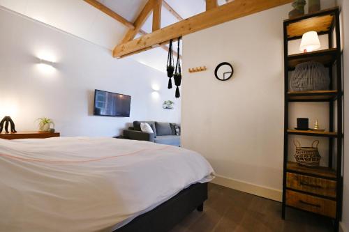 a bedroom with a bed and a living room at Chalet Santpoort-Zuid in Santpoort-Zuid