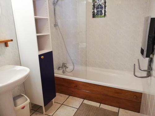 ein Bad mit einer Dusche, einem WC und einem Waschbecken in der Unterkunft Le Tchou in Bonneval-sur-Arc