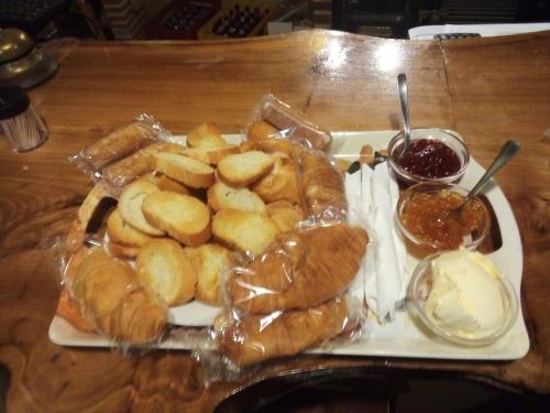 een schaal met gebakjes en dipsaus op een tafel bij LA MANDUCA in Teruel