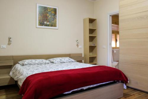 Nervesa della BattagliaにあるAgrifoglio B&Bのベッドルーム1室(赤い毛布付きのベッド1台付)