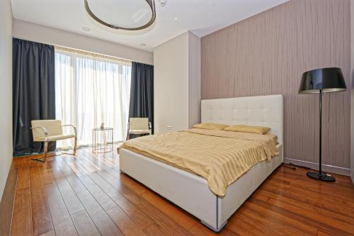 a bedroom with a bed and a table and chairs at SkyRrent24 Moscow City sunny apartment Москва Сити in Moscow