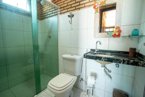 Bilik mandi di Pousada Dona Santinha