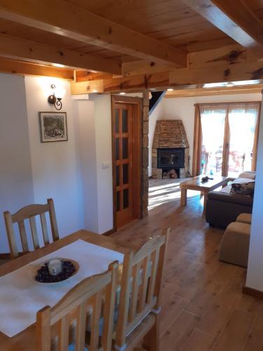 Гостиная зона в Mountain House Tadić 2