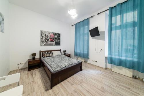 een slaapkamer met een bed en een flatscreen-tv bij Coco apartment 1 in Krakau