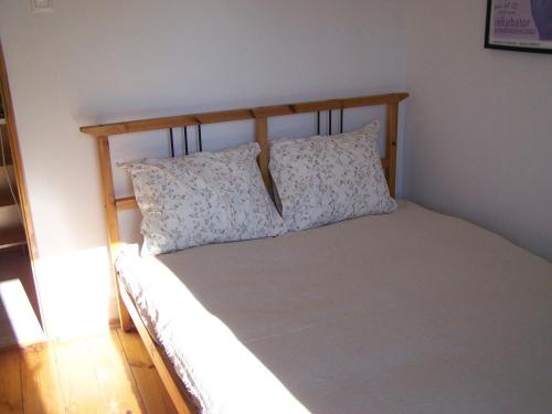 łóżko z 2 poduszkami w pokoju w obiekcie Bright Side Apartment Koszutka w mieście Katowice