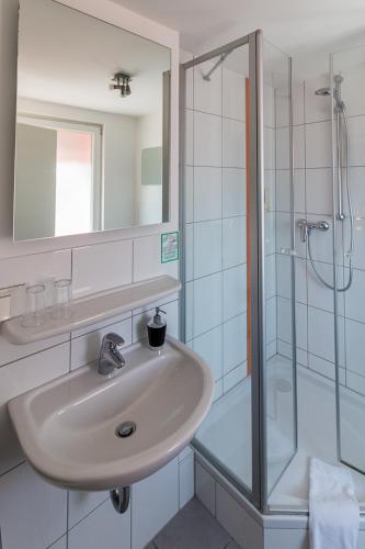 a bathroom with a sink and a shower at Hotel am Brauerei-Dreieck in Bamberg
