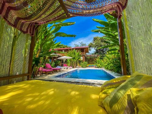 a backyard with a swimming pool and a resort at Cabañas Lamaite in Sámara