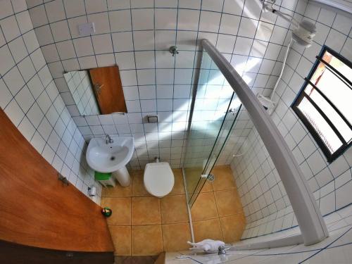 a bathroom with a sink and a toilet at Pousada Recanto Itaguá in Ubatuba