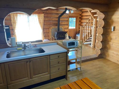 uma cozinha com um lavatório e uma escada num chalé de madeira em Ise Forest villa - Vacation STAY 9557 em Ise