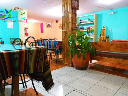 comedor con mesa y piano en Miravalle Quilotoa Hotel en Zumbagua