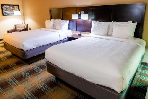 מיטה או מיטות בחדר ב-Best Western Plus North Savannah