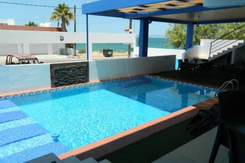 a swimming pool with a view of the ocean at Diamante Joyas Del Mar Bahia de Kino in Bahía Kino