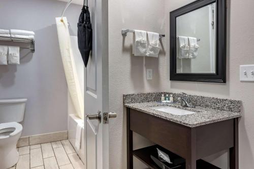 Kylpyhuone majoituspaikassa Quality Inn & Suites Evansville Downtown