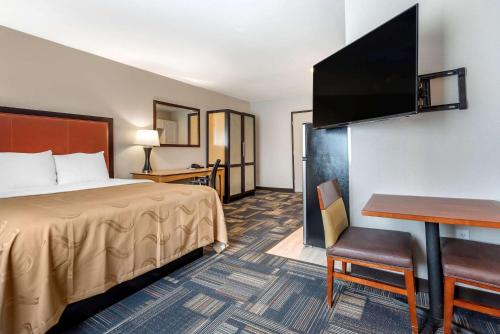 A television and/or entertainment centre at Quality Inn & Suites Evansville Downtown