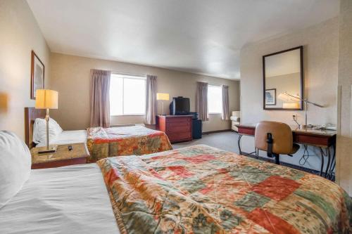 Letto o letti in una camera di Rodeway Inn & Suites